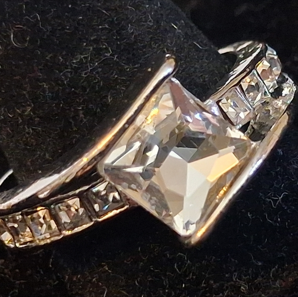 Silvertone Ring With Faux Diamonds Size 11 1/2 - Picture 4 of 9